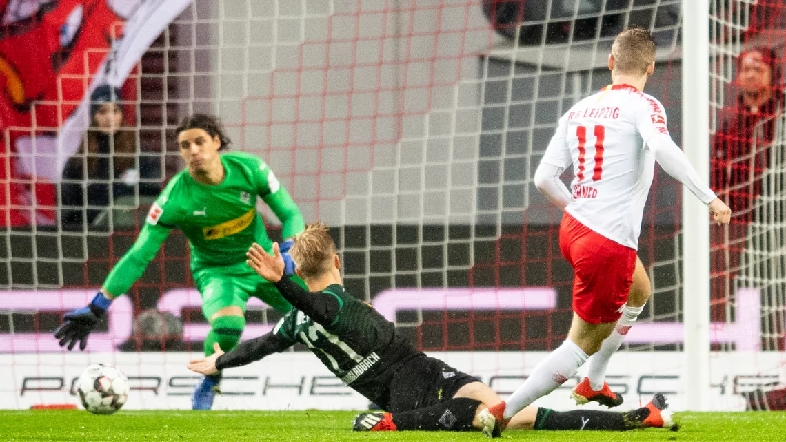  拜仁慕尼黑客场击败莱比锡，积分榜优势扩大  