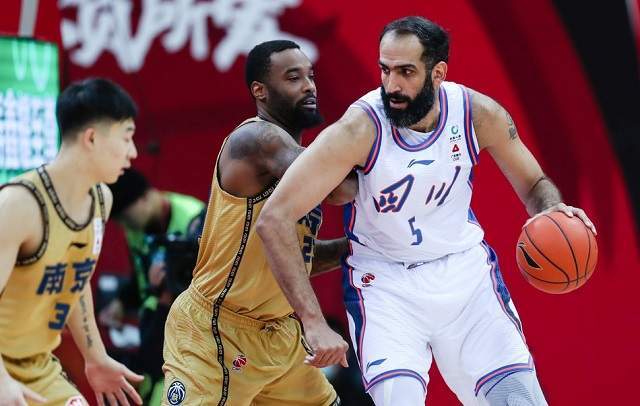  艾顿制霸篮下开拓者轻取马刺结束三连败困境